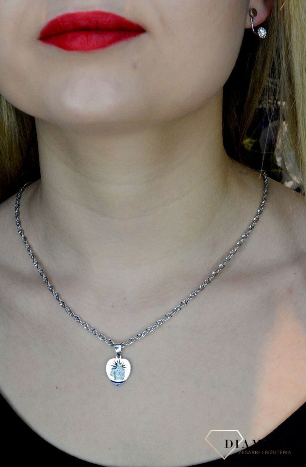 Łańcuszek srebrny próba 925 singapur to propozycja od Sklepu Jubilerskiego Diament. Łańcuszek ma długość 55 cm, waga wynosi 9,10 g. Srebrny łańcuszek stanowi idealną oprawę dla rozmaitych modeli wisiorków..jpg